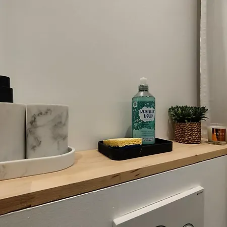 A 100m De La Apartment